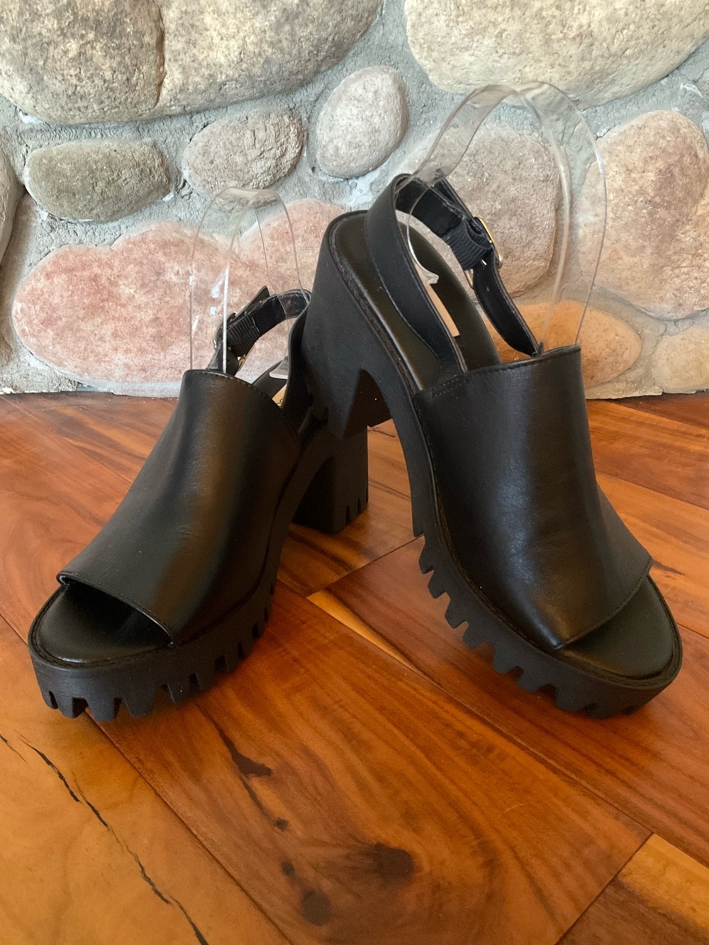 Steve Madden Sunnyside Black Leather Lug Sole Sandals Size 9.5